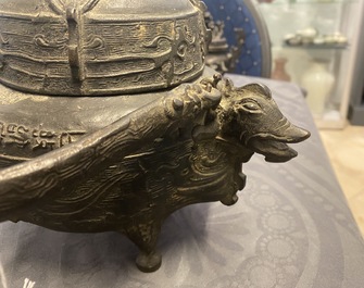 Deux br&ucirc;le-parfums, un vase et un miroir en bronze, Chine, Ming et apr&egrave;s